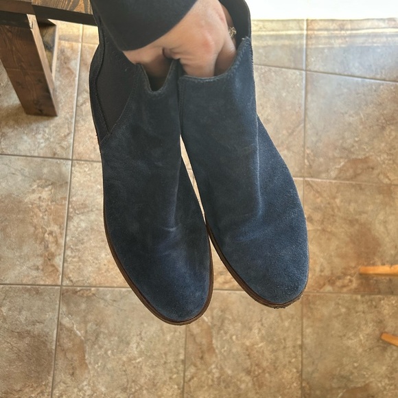 Clarks Clarkdale Arlo Blue Suede Chelsea Boots - Picture 2 of 7